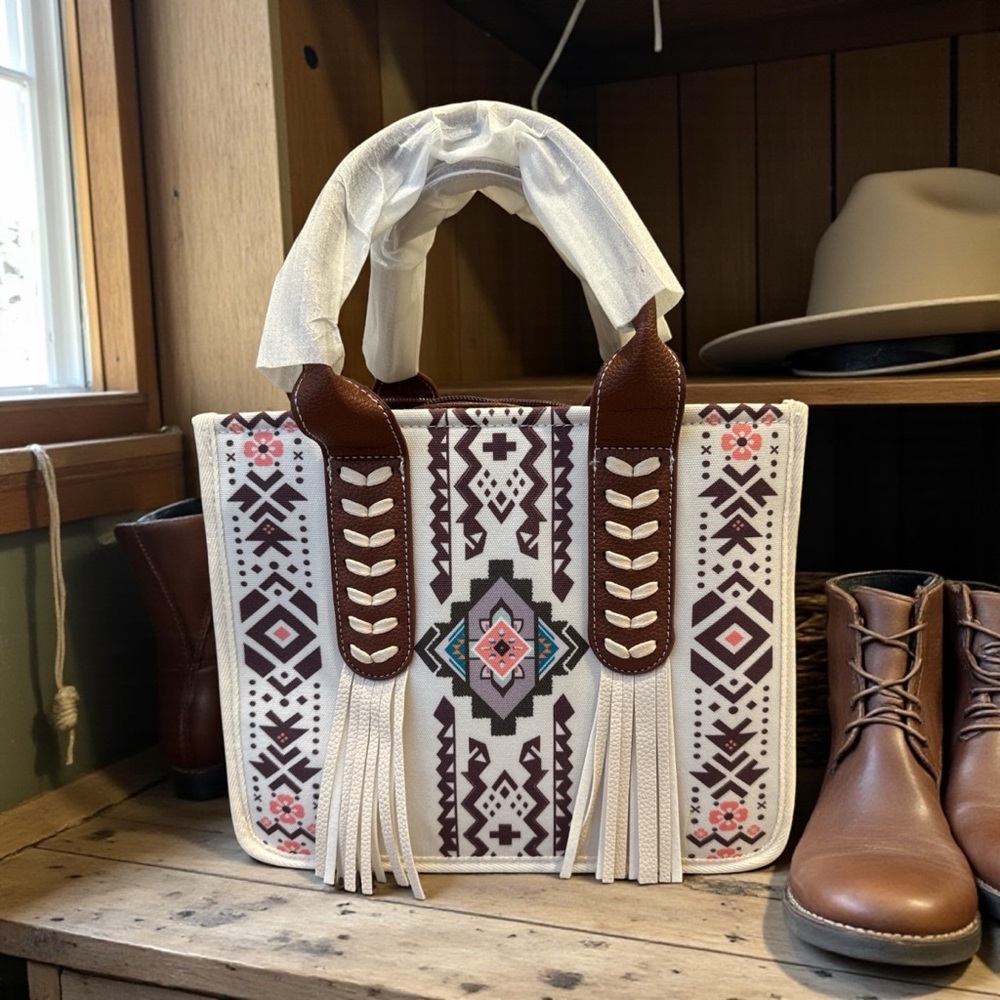 NWT White Aztec Pattern Tote and Pouch Set